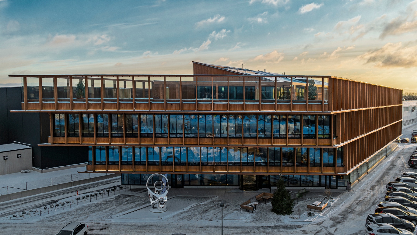 Fasad av brunpigmenterad Kärnfuru