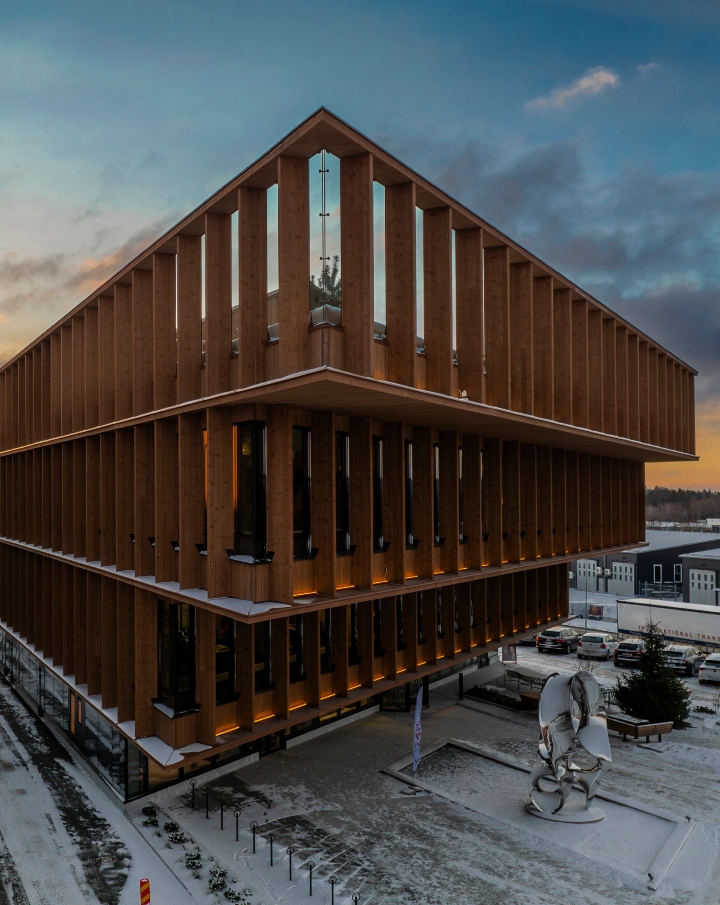 Fasad av brunpigmenterad Kärnfuru