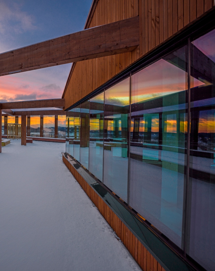 Fasad av brunpigmenterad Kärnfuru