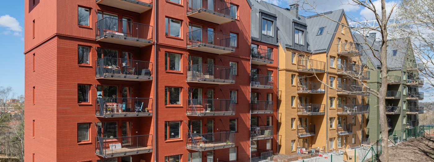 Hus med ThermoWood BT Pigment i rött, gult och grönt