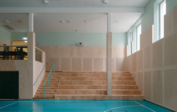 Läktare i idrottshall med träväggar