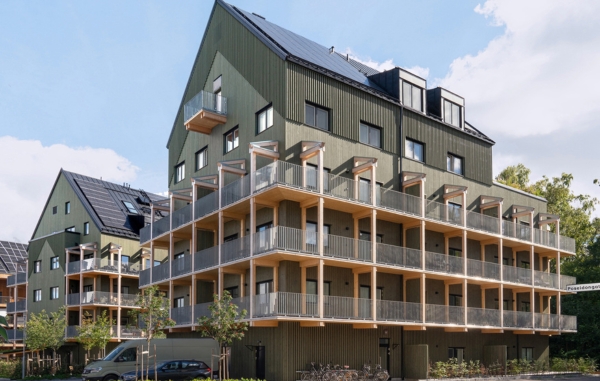 Flervåningshus Notuddsparken med grön träfasad