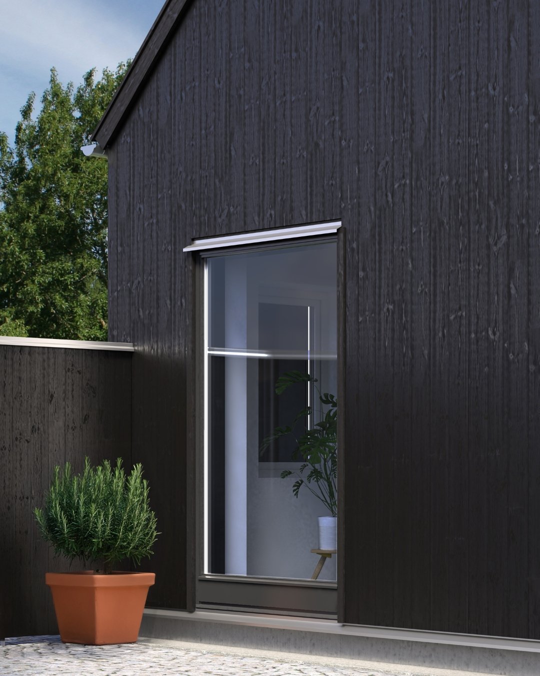 Gavel på svart hus med stort fönster