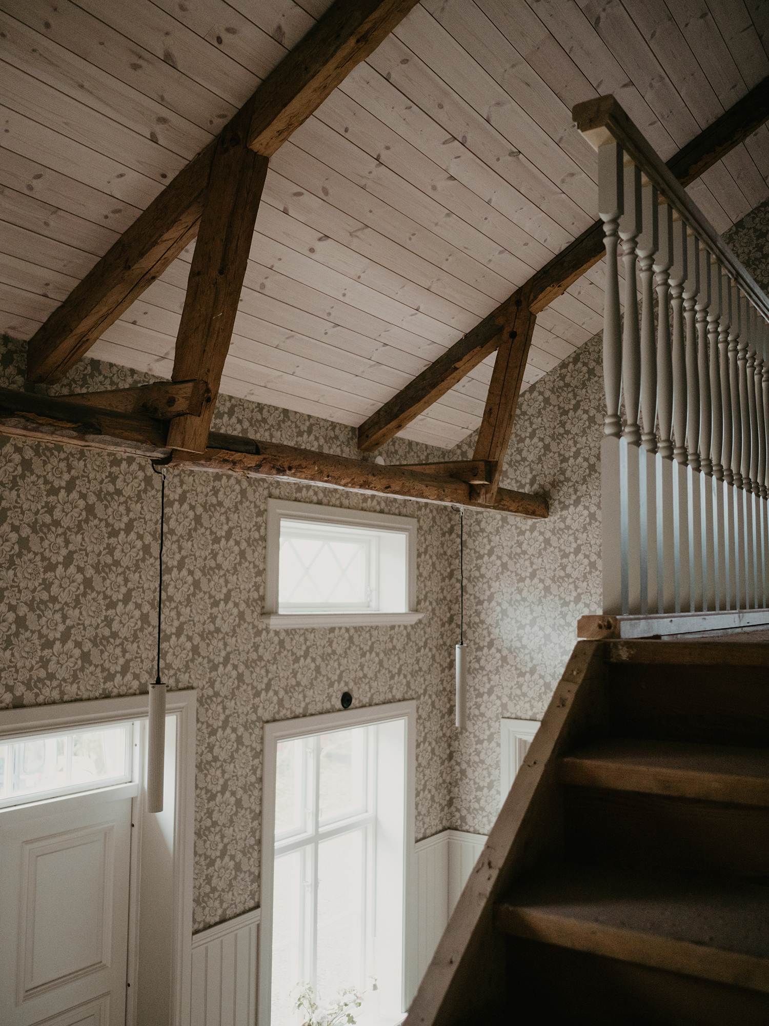 Träpanel i snedtak med synliga bjälklag