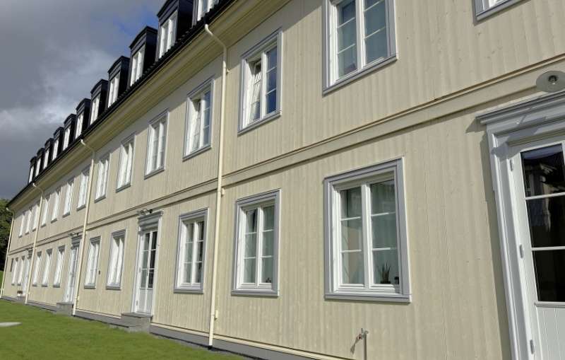 Ny fløy på Bindern Studenterhjem med lysgul trefasade og lysgrå innramminger på dører og vinduer.