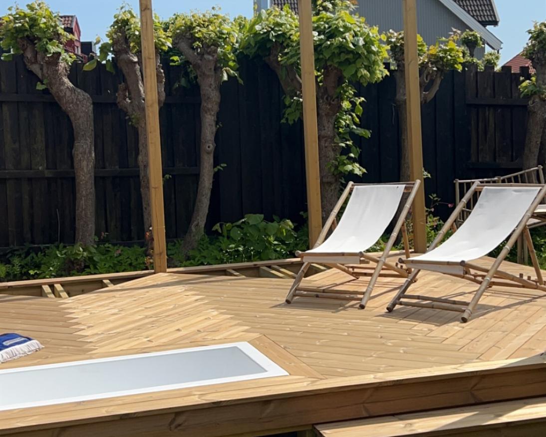 – Vi ville at terrassen skulle henge sammen med huset og med måten vi faktisk lever på. Den skulle ikke bare se fin ut, men også brukes aktivt – til morgenkaffe, grilling, lek, fest og avslapning