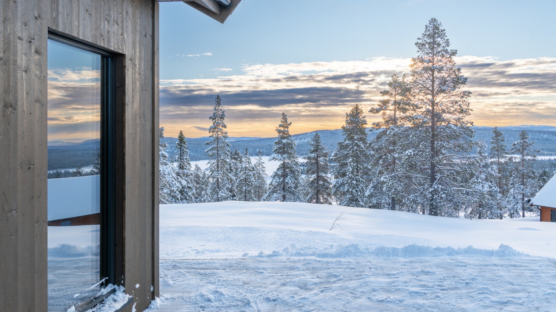 Hytte med snø og utsikt