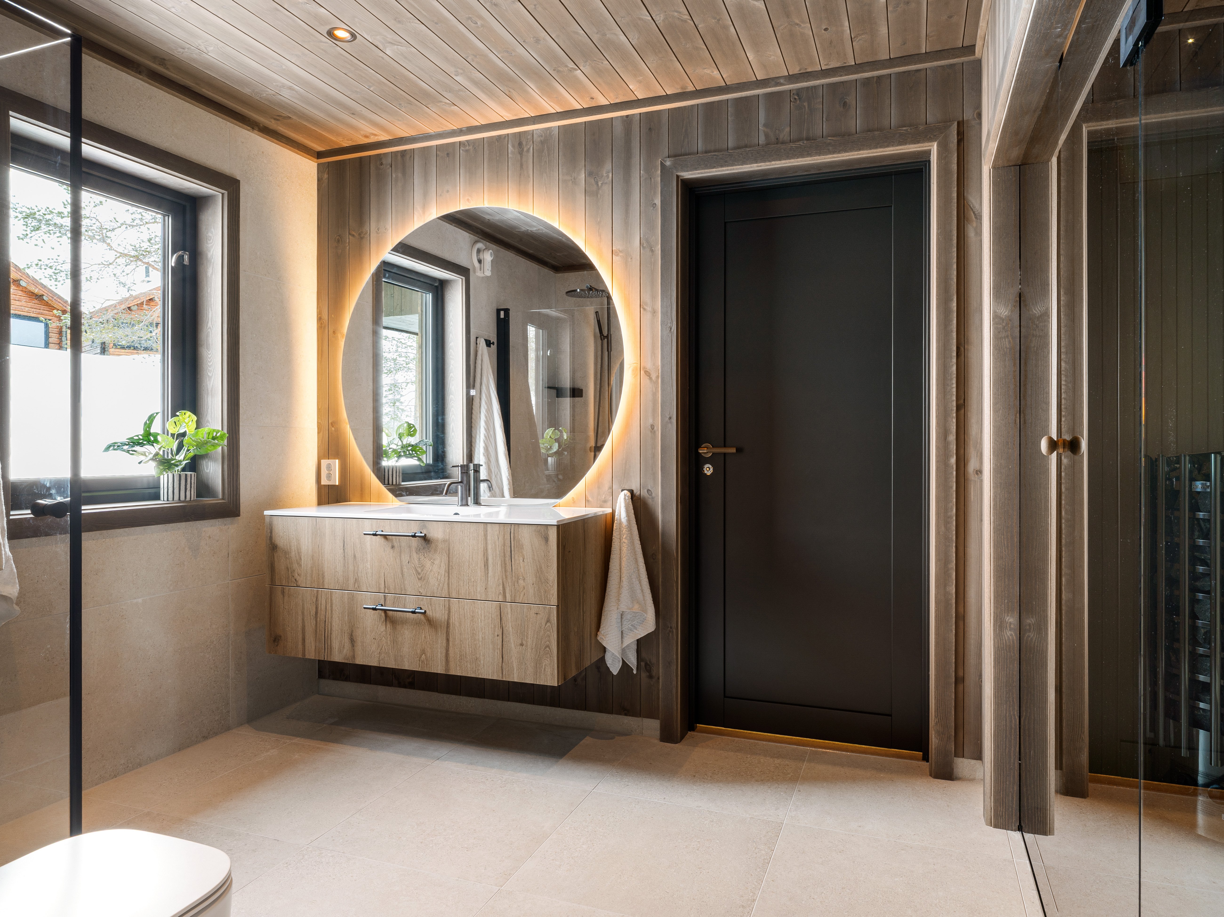 Hyttebad med trepanel og badstu