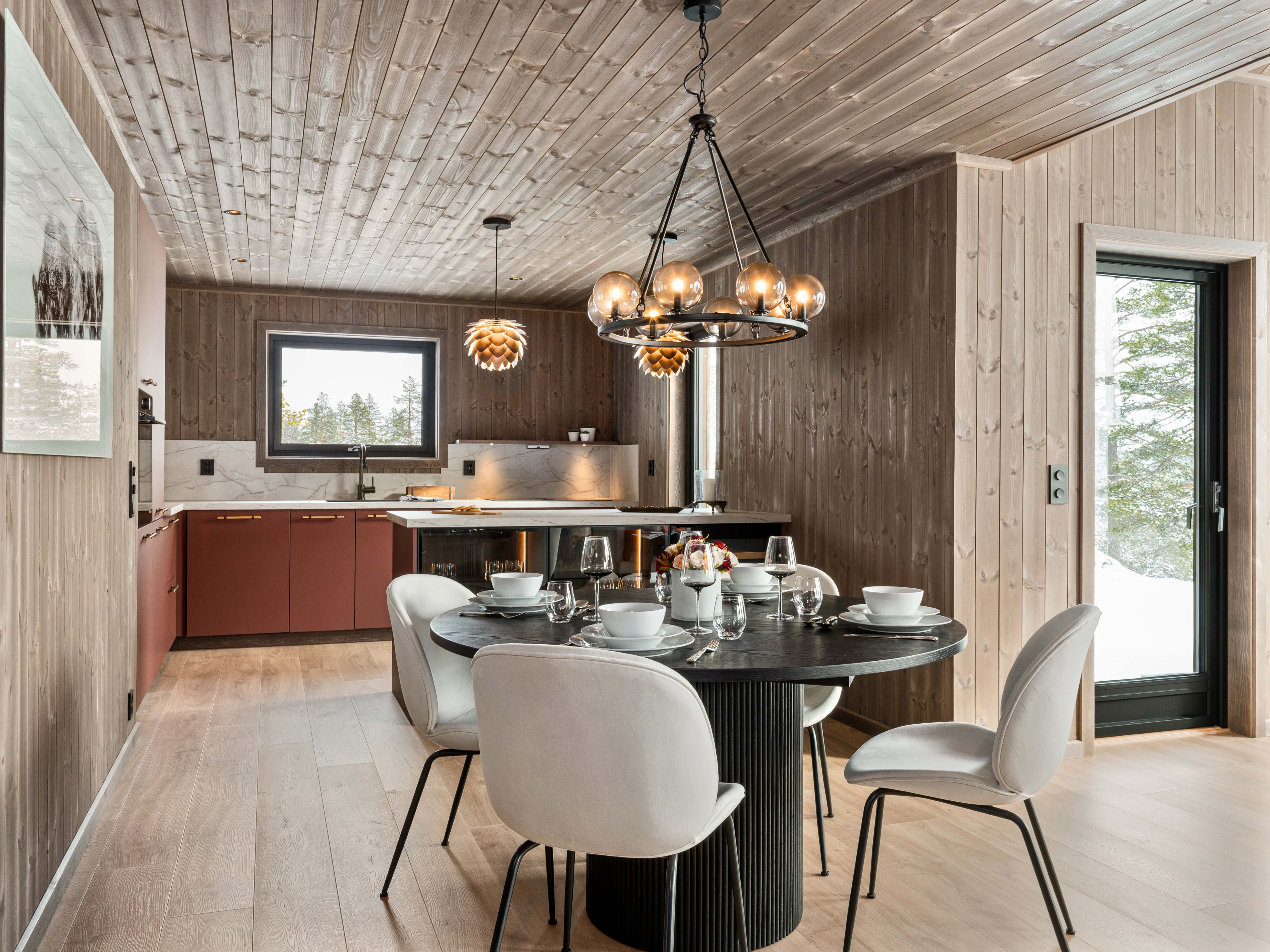 Kjøkken på lekker hytte med ferdigbeiset panel fra Moelven