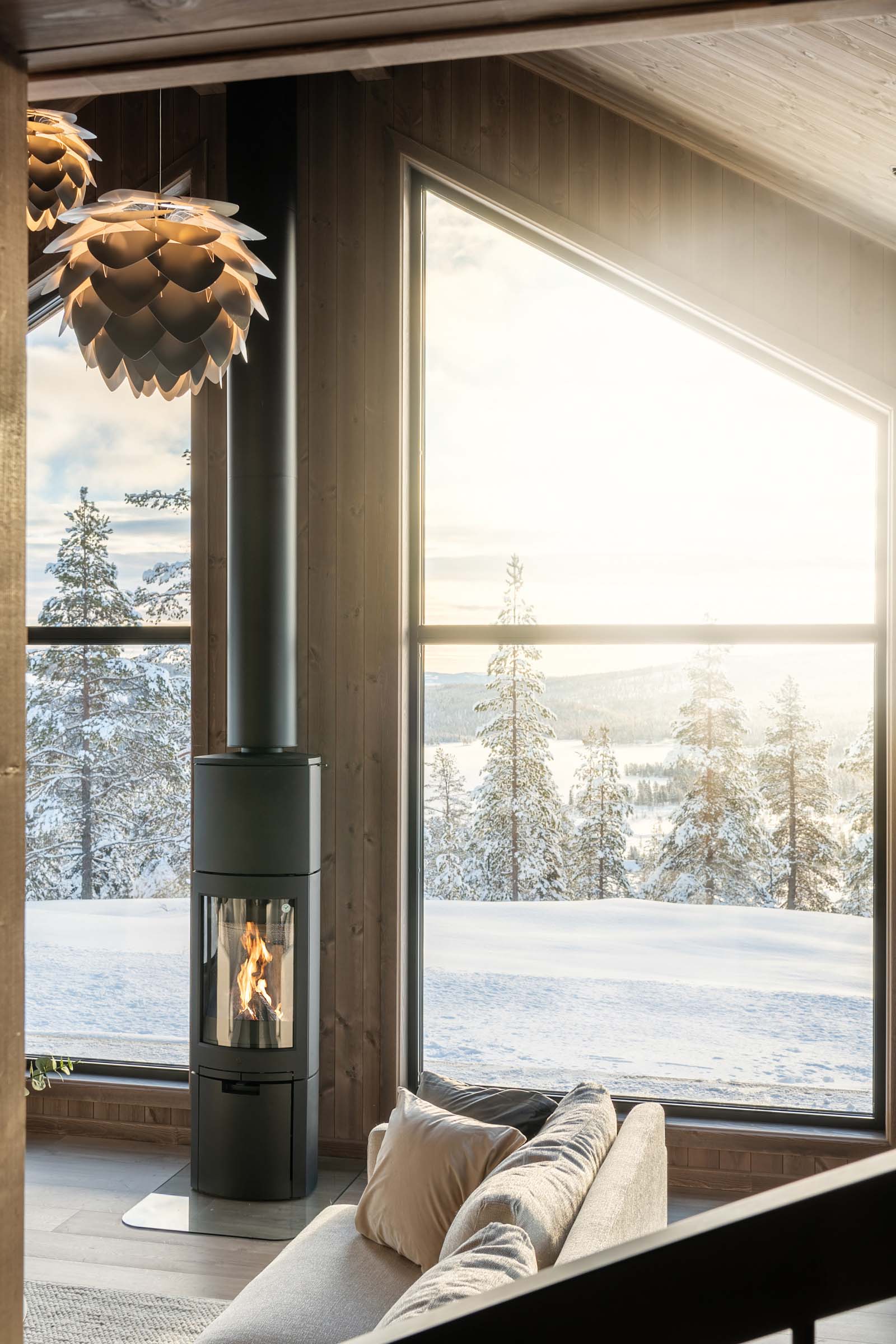Tidløs listverk og ferdigbeiset panel i den vakre stuen med nydelig utsikt. 