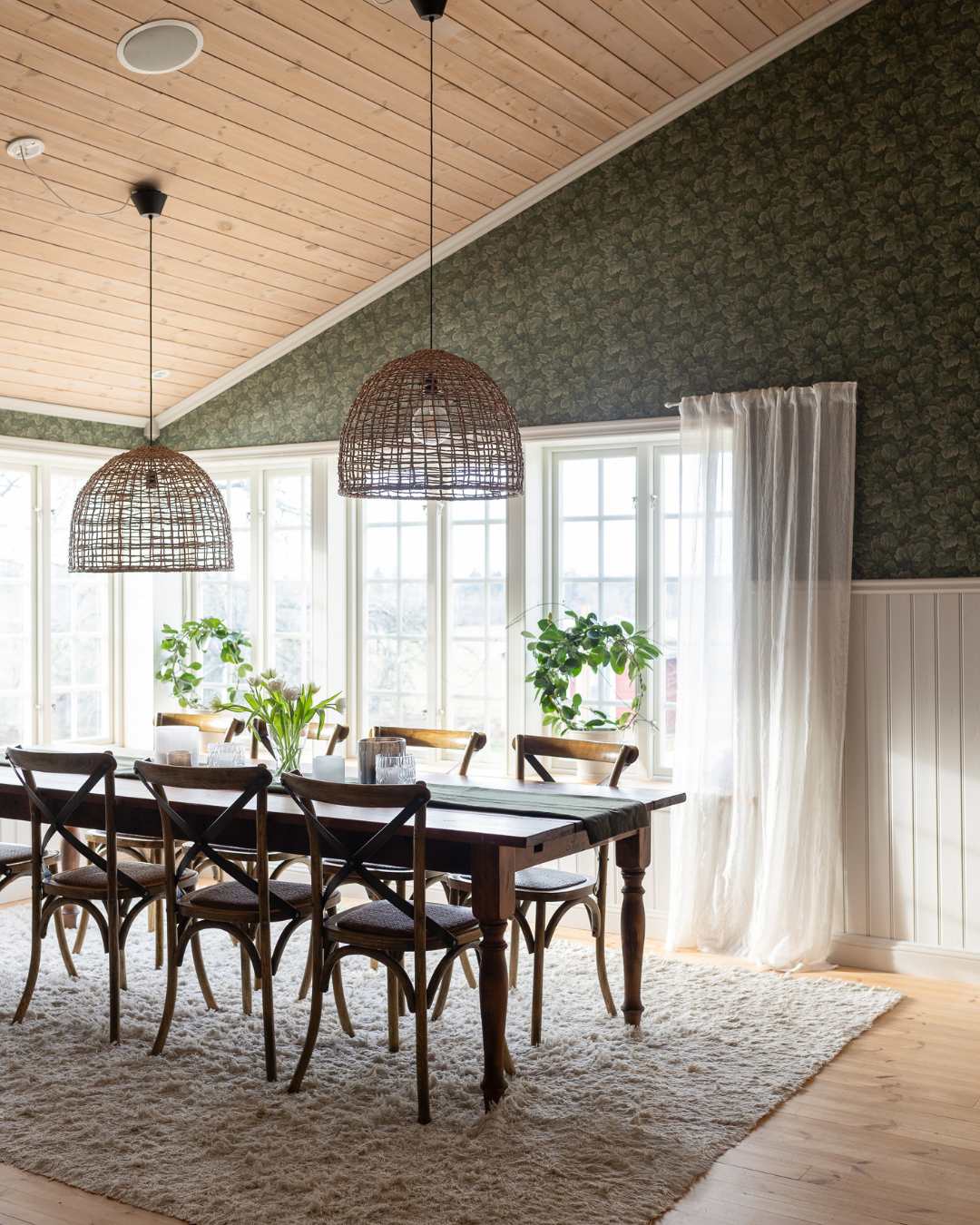 Matplats med träpanel i taket, pärlspont på väggarna och stora fönster.