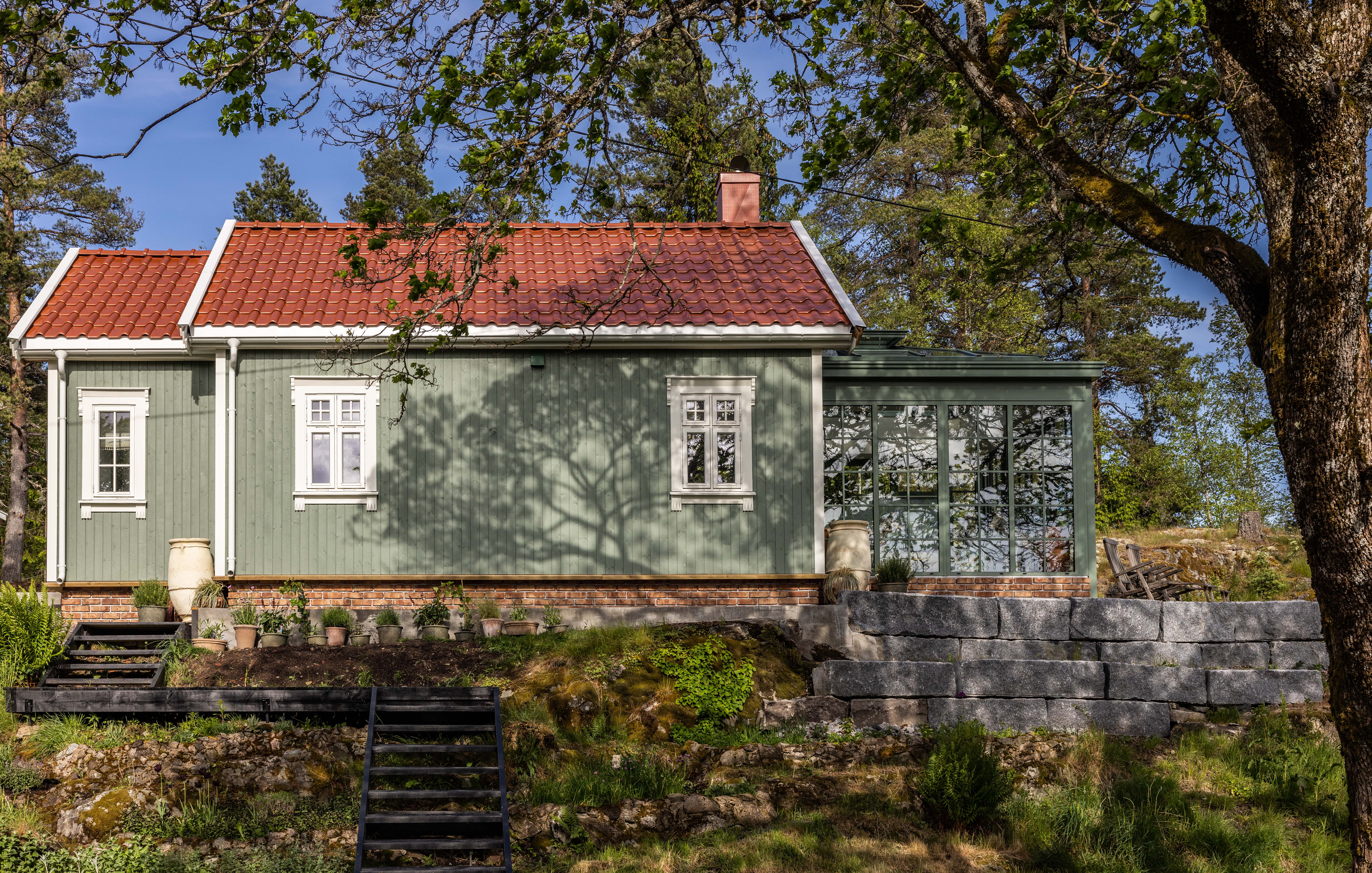 Grønt hus med orangerie.