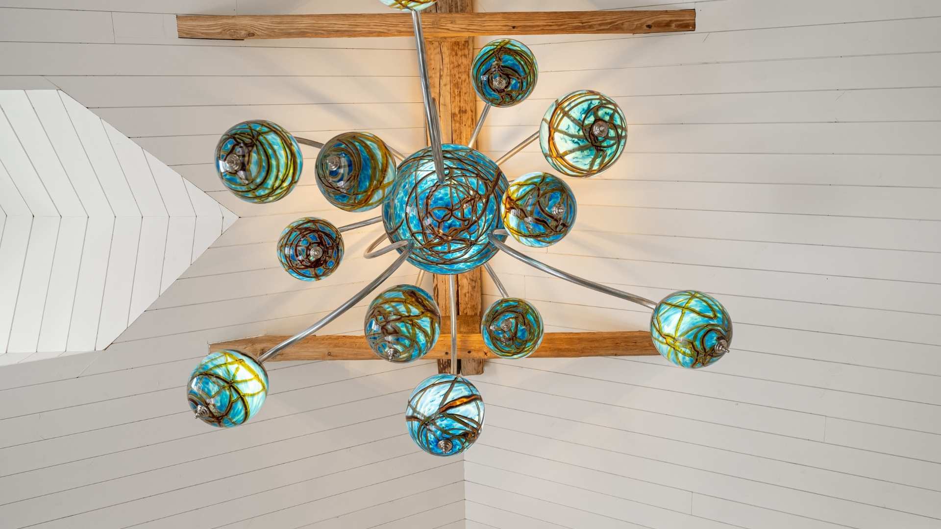 Håndlaget lampe fra Bali med blå-grønne glasskupler