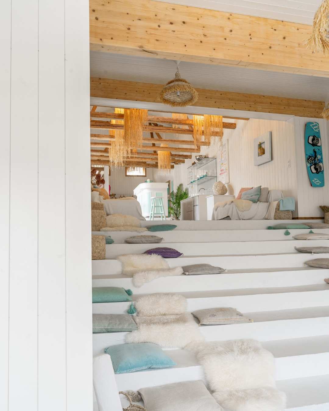 Trapp med puter og vegg med hvitmalt panel