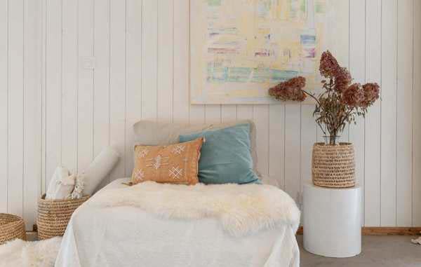 soverom med hvitmalt trepanel