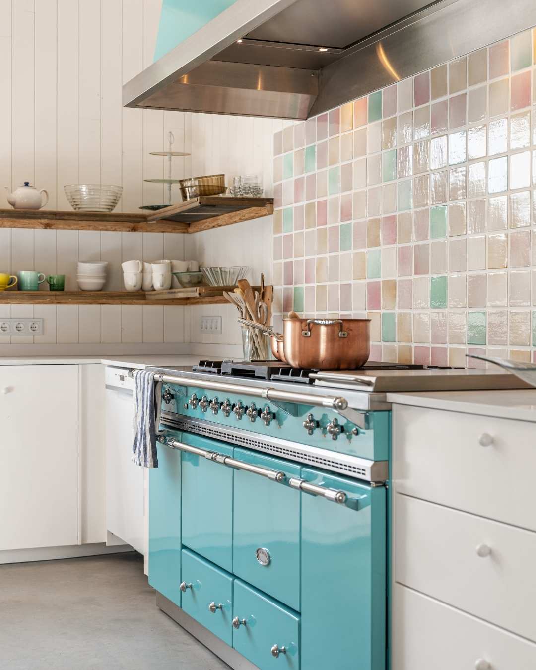 Kjøkken i Villa Oslofjord med panel på vegger og en turkis ovn som blikkfang.