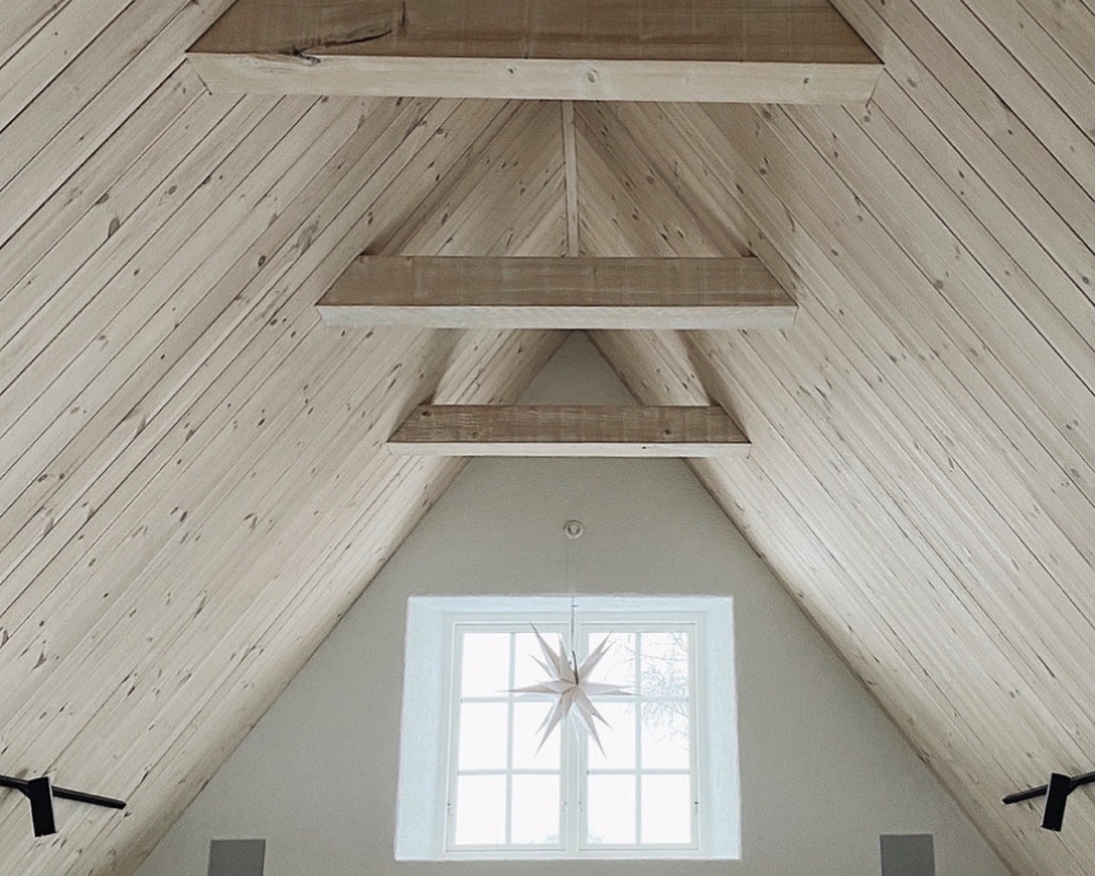 Takbjelker og høyt under taket
