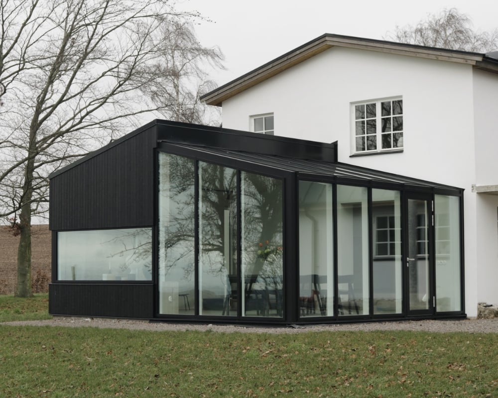 Påbygget med deler av hovedhuset og hage