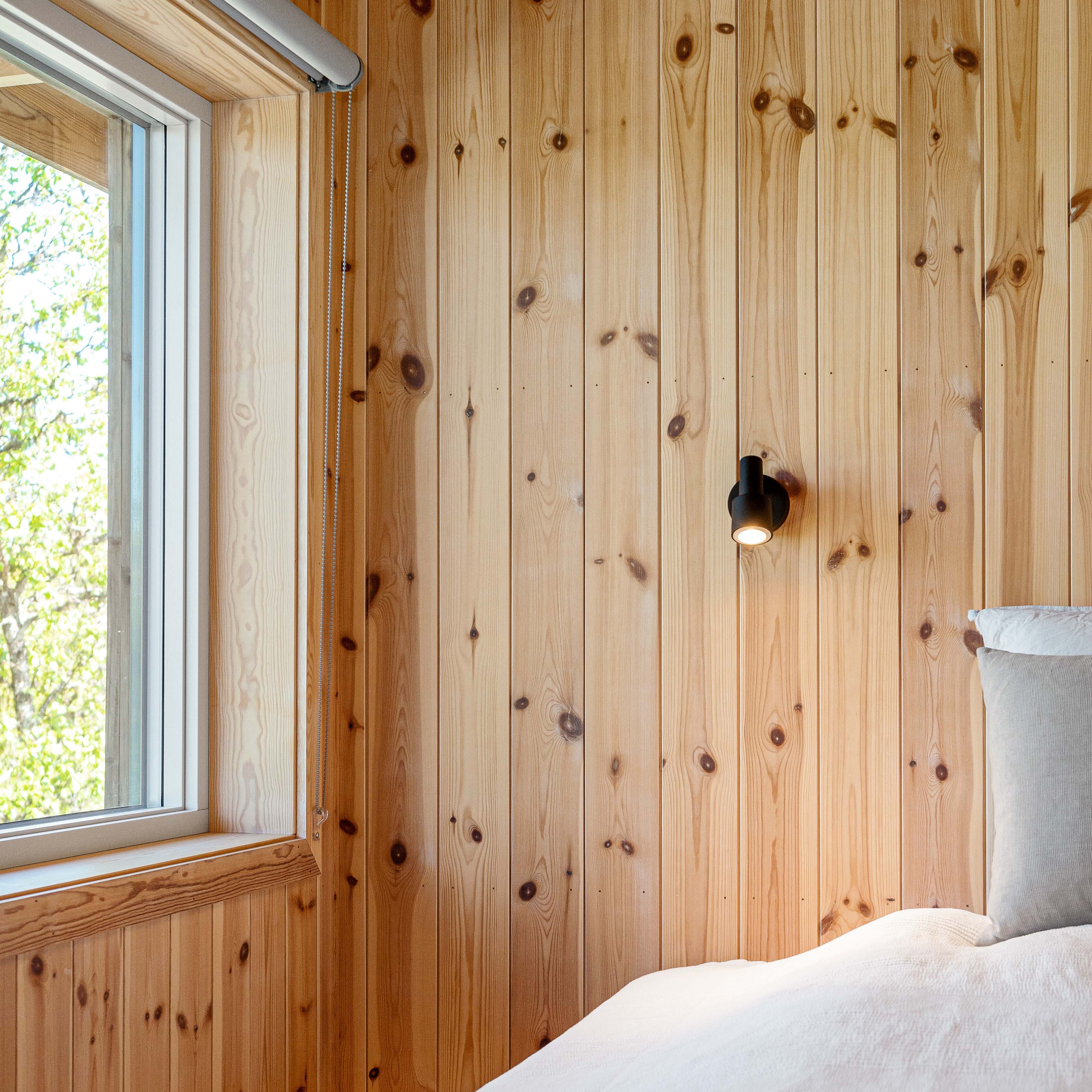 Også soverommet har oljet furupanel - naturlig og lekkert!