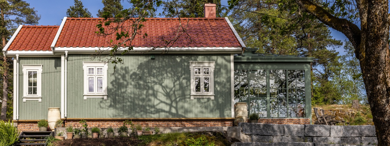 Et koselig Tinyhouse midt i den grønne skogen, med Heftig PRO+ kledning fra Moelven i fargen Stockholmsgrønn