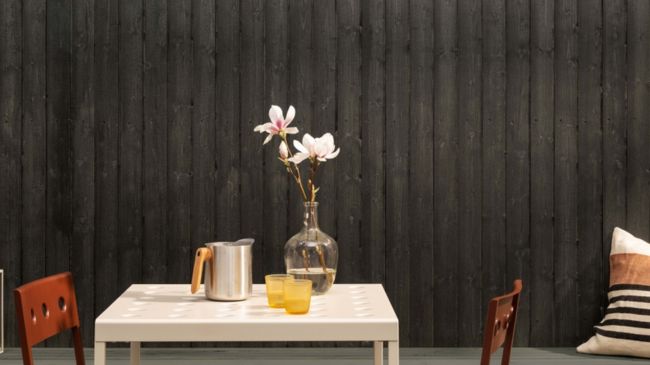 Heftig fabrikkmalt kledning i sort/mørk grå