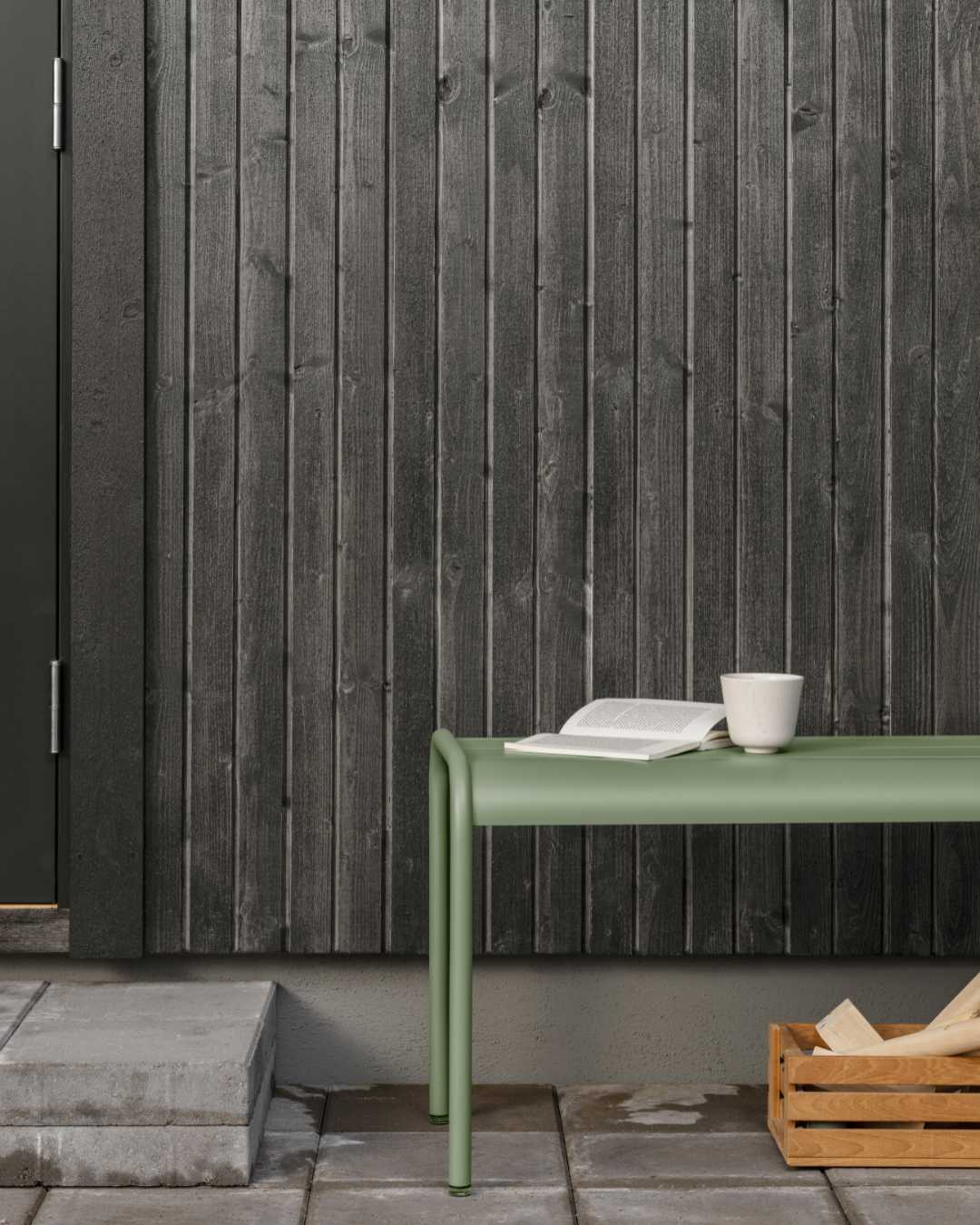 Stående trekledning med transparent brun-svart utseende