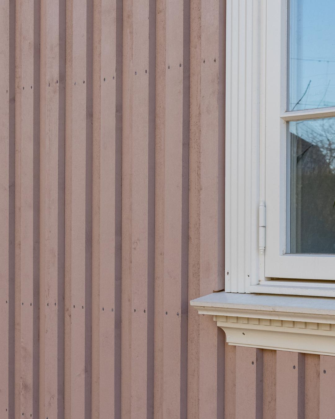 Nærbilde av Heftig PRO rektangulær kledning i rosa med hvit vindusomramming og klassisk vinduslist