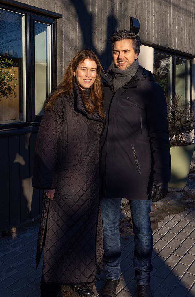 Anabel og Petter foran det nykledde huset.