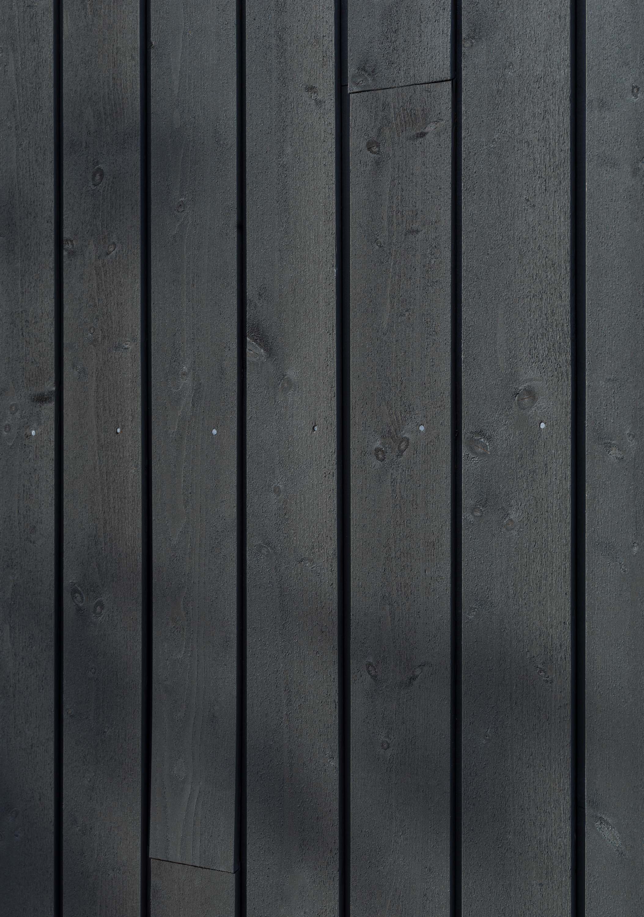 Paret ønsket et moderne uttrykk  på kledningen og valgte en dobbelfals rett kant.  Ferdig grunnet og malt i fabrikk.