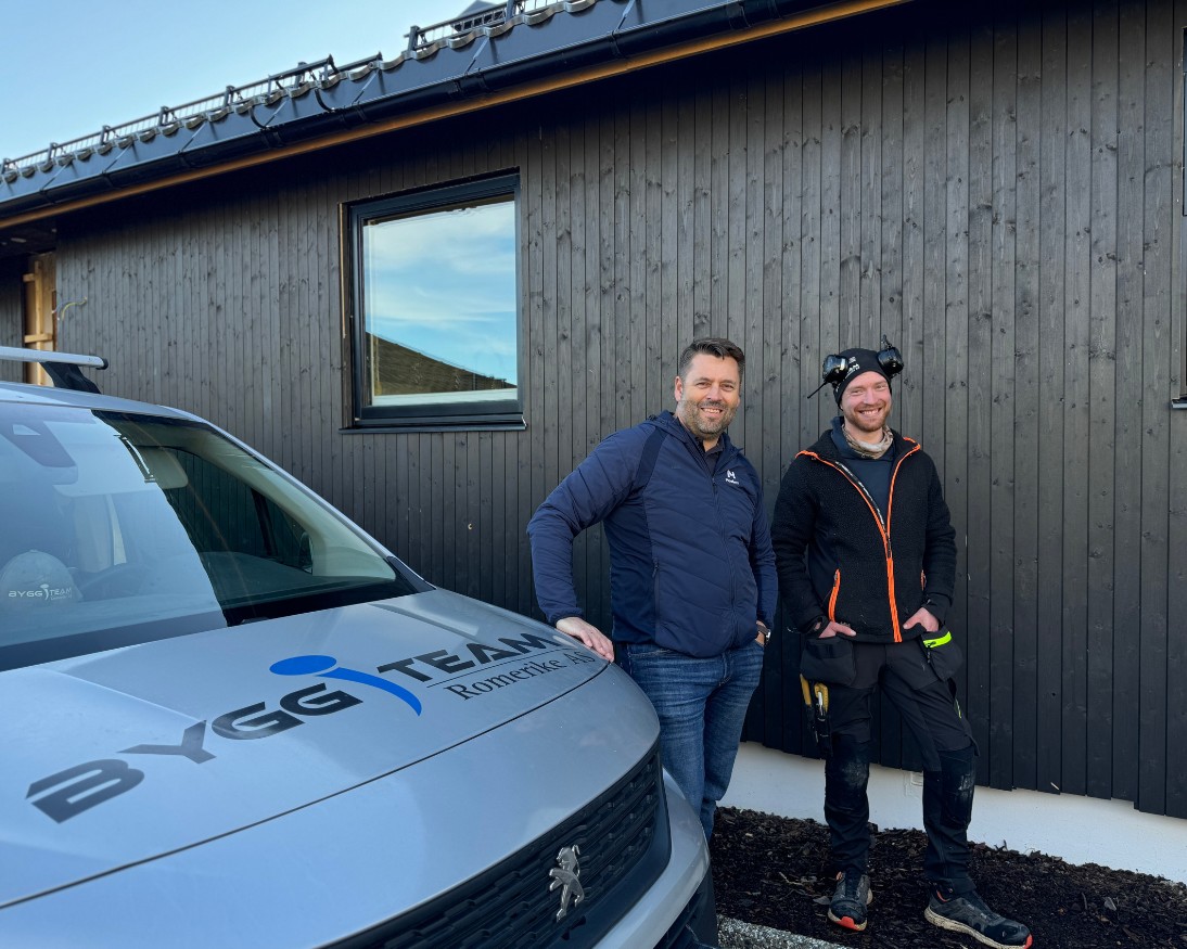 Tømrer Fredrik og Distriktssjef i Moelven, Leif Snilsberg, foran huset med kledningen Heftig PRO+ Null Hull med skjult innfesting