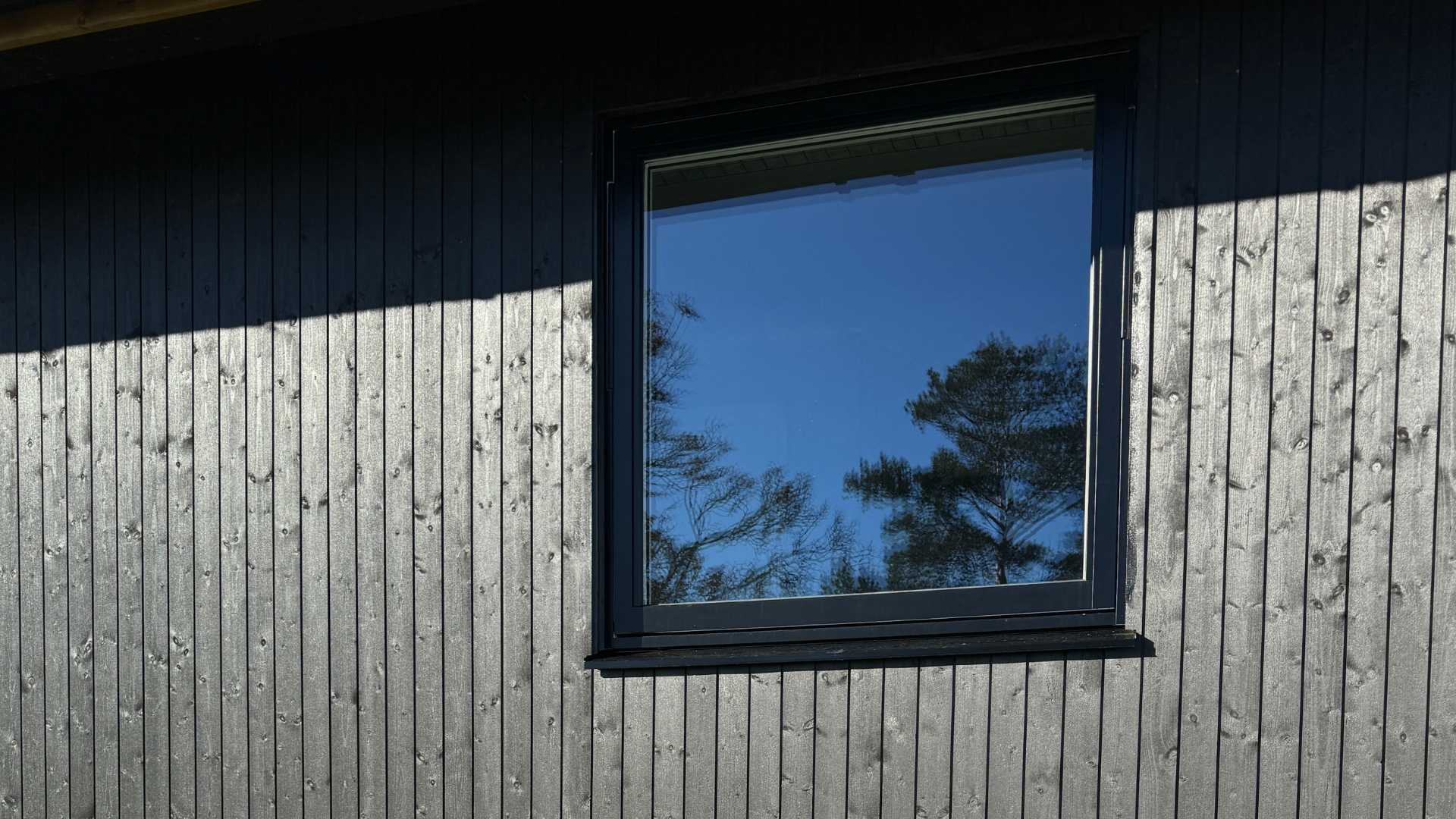 Heftig PRO+ kledning med skjult innfesting rundt vindu på enebolig