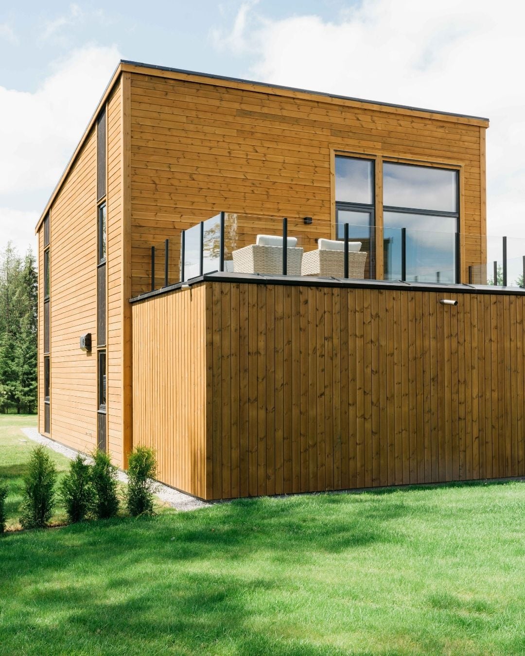 Moderne hus med Værbitt kledning i fargen Fura, montert både liggende og stående på fasaden.