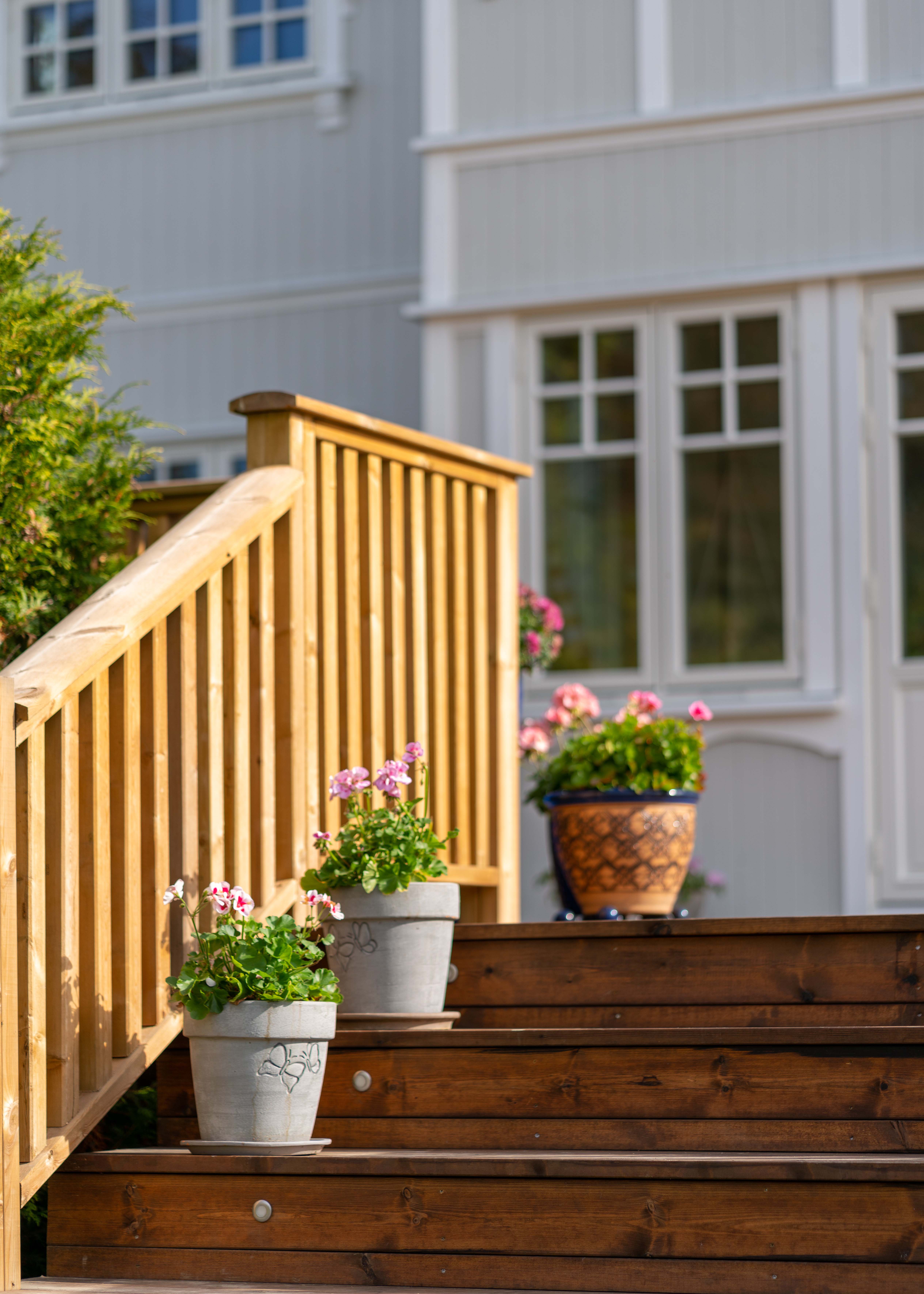 Trapp i brun royal foran herskapelig hus