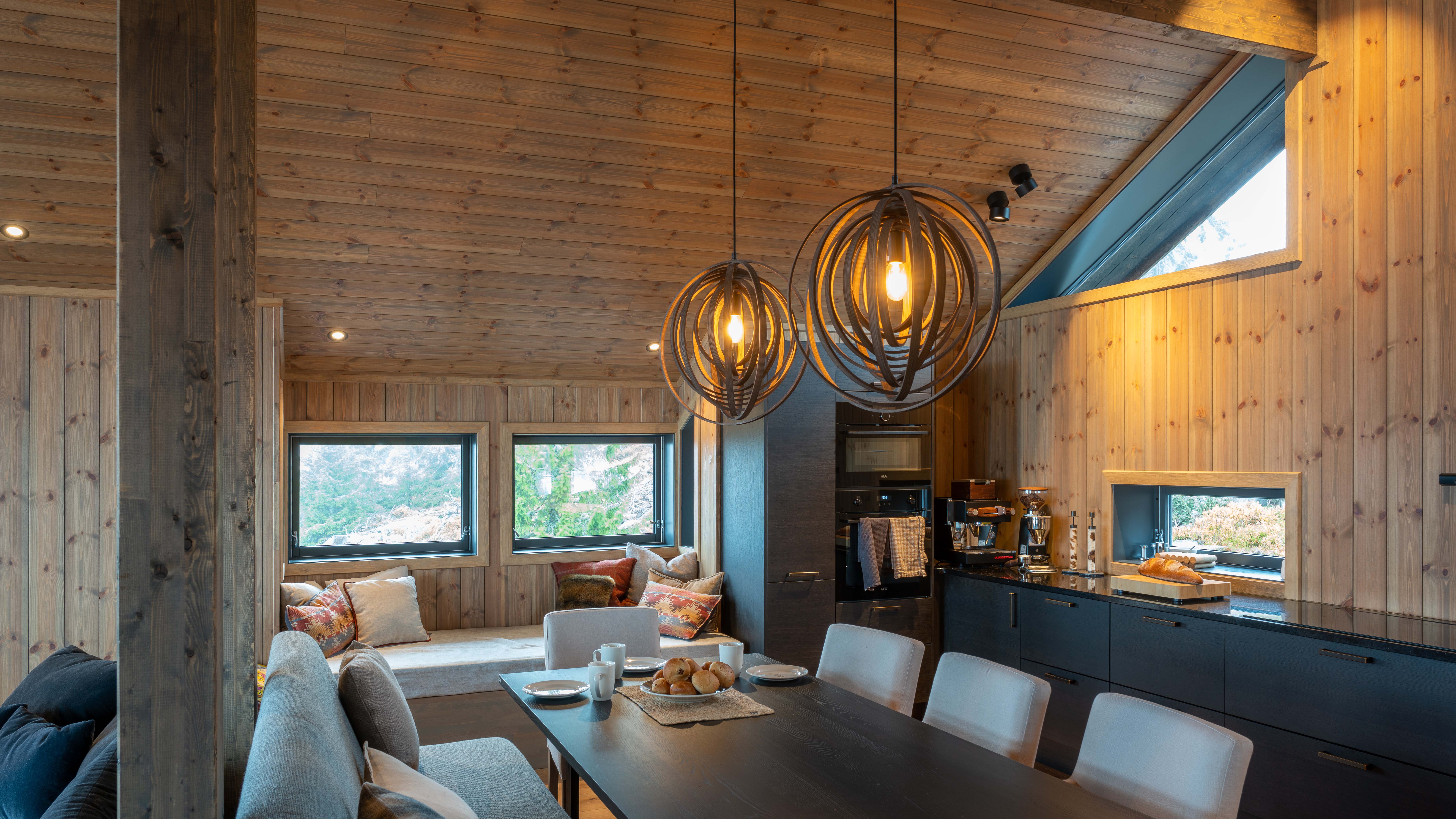 Tidløs og moderne hytteinteriør med panel og lister fra Moelven