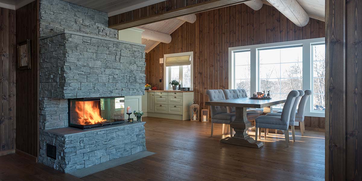 Spiseplassen ved peisen på kjøkkenet er familiens samlingspunkt.