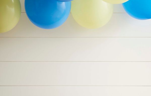 Trepanel fas i malt hvit med blå og gule ballonger