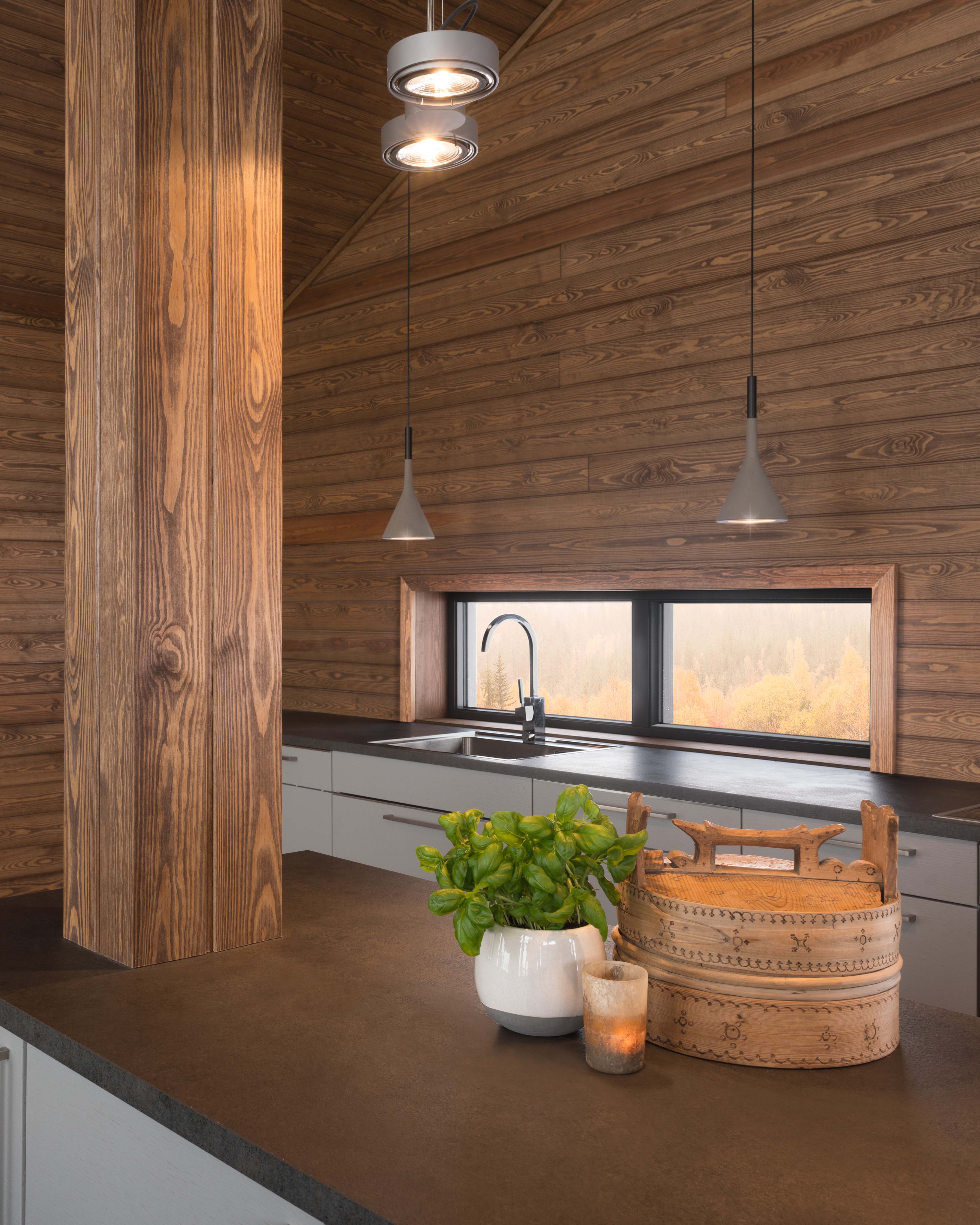 Moelven Herregårdspanel i oljet Eik Antikk på kjøkkenvegg med gyllent uttrykk.