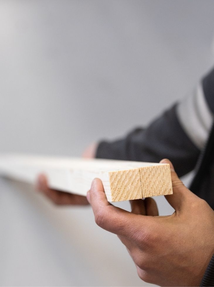 Träkomponenter i hand